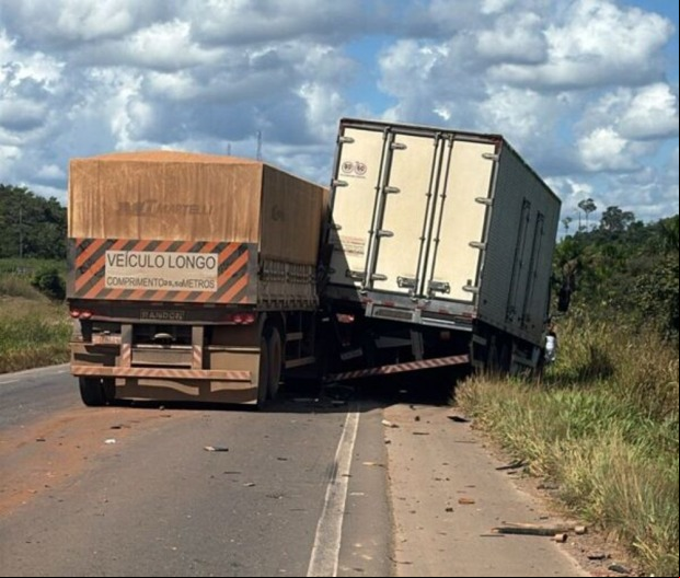 Acidente entre três caminhões deixa um morto na BR-364 em Rondônia
