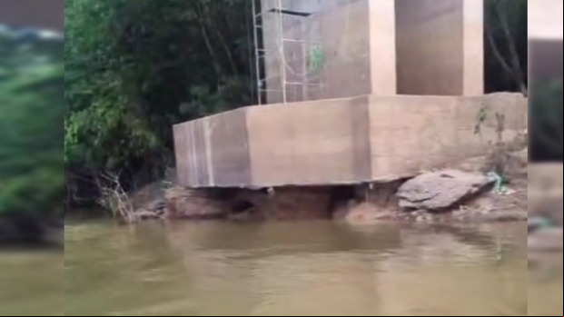 Moradora faz imagens de enorme erosão em pilar de sustentação da ponte do rio Candeias